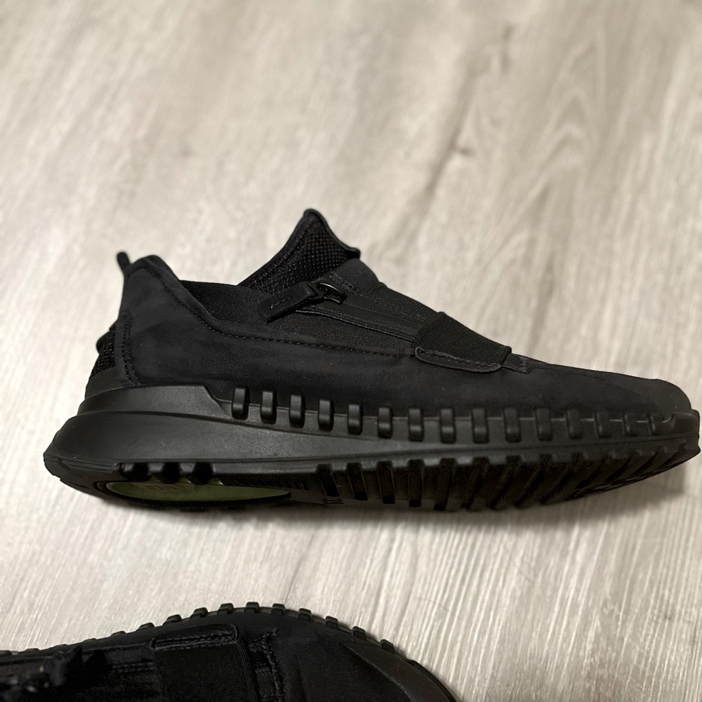 Ecco biom sneakers. Black. Size 8.5. Excellent condition. Barely worn